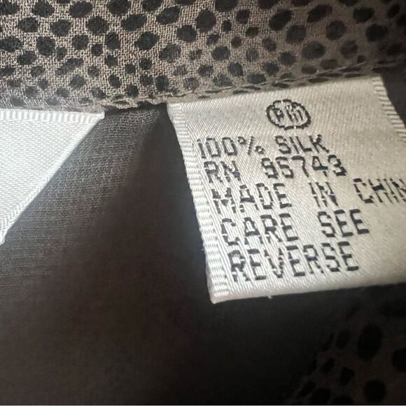 Gray Animal Print silk Button-Up Blouse size M/P - Picture 5 of 7